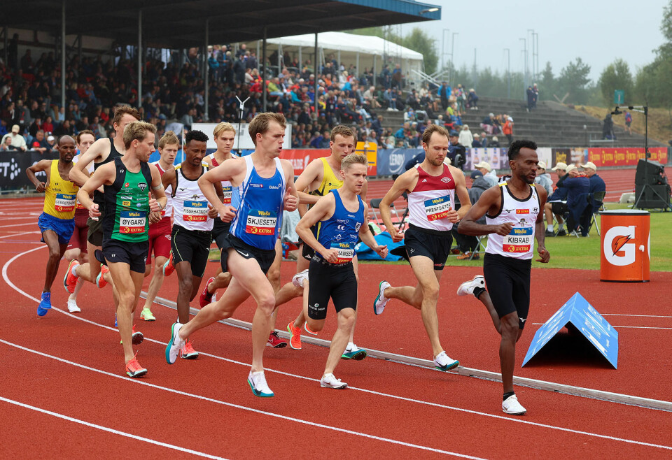 Starten har gått i heat 2 på 10 000-meter, der de antatt beste var plassert. Awet Nftalem Kibrab tar initiativet fra start.
