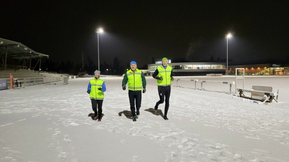 Bevegelse er bra også om forholda skulle oppleves som litt ugjestmilde. (Foto: Marianne Røhme) F.v.: Veronica Bertheussen, Stein Terje Dahl og Bård Espeland på intervalltrening med Kondistreninga Jessheim