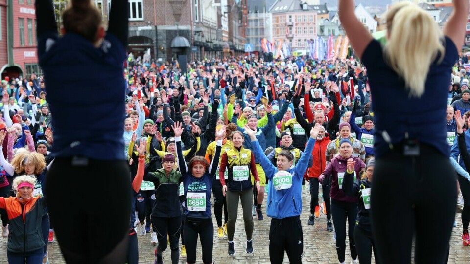 Bergen City Marathon 2023, oppvarming på Bryggen. (Foto: Arne Dag Myking) Bergen City Marathon 2023, oppvarming på Bryggen