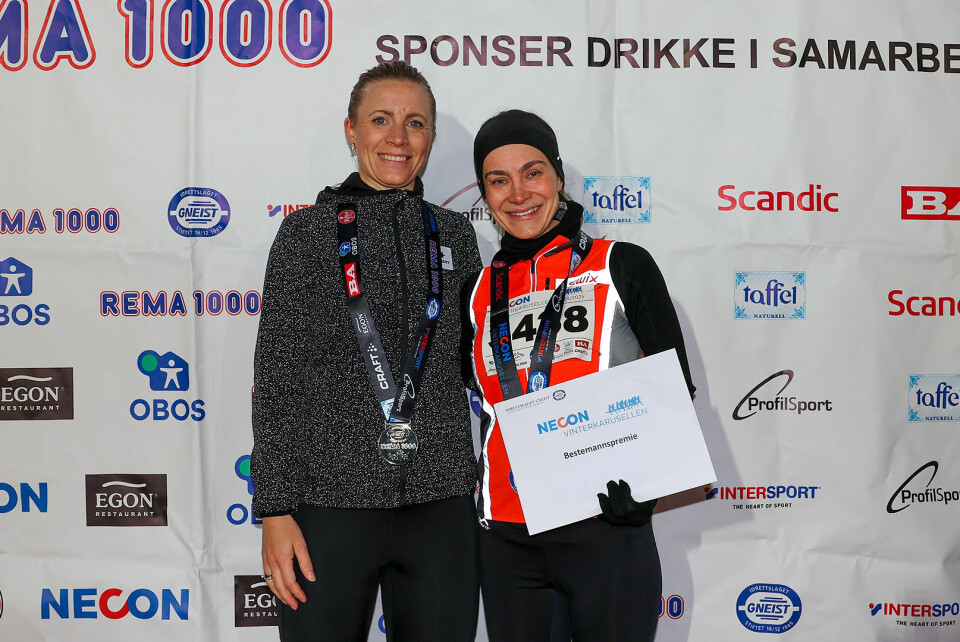Sarka Søderstrøm ble beste kvinne på 10 km, her holder hun konvolutten med bestemannspremien. Camilla Sagstad kom på andreplass.