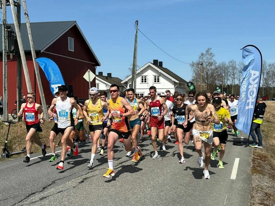 Fra den nye 10 km i 2024 med Sondre Nordstad Moen i front fra start. (Foto: Arrangøren)