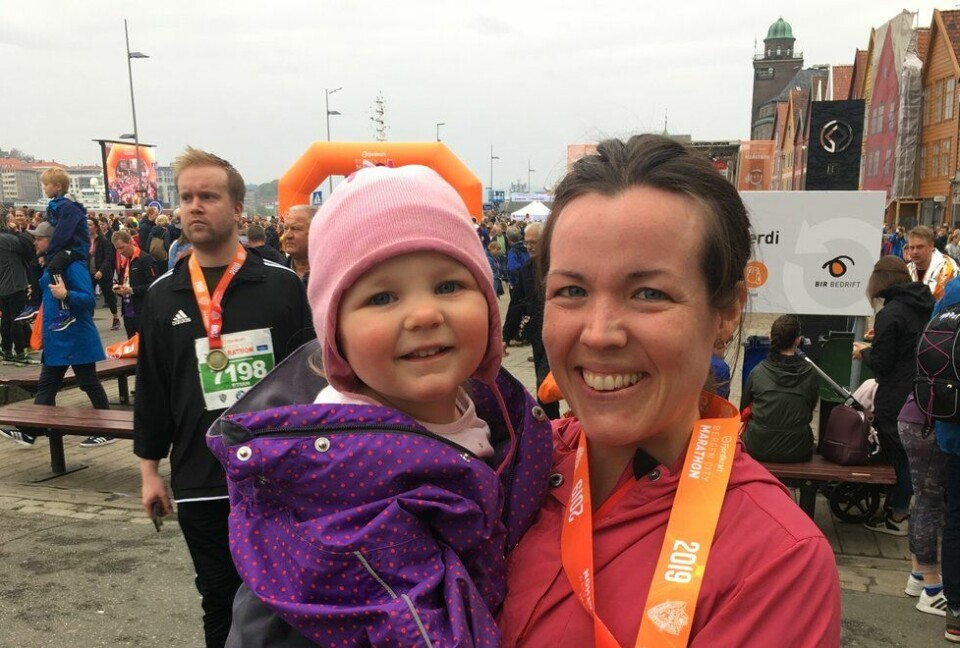 Yngvild Bjørlykke med datteren Sunniva på armen etter halvmaraton i Bergen City Marathon i 2019. (Foto: Calum Leitch) Yngvild Bjørlykke med datteren Sunniva på armen etter halvmaraton i Bergen City Marathon i 2019.