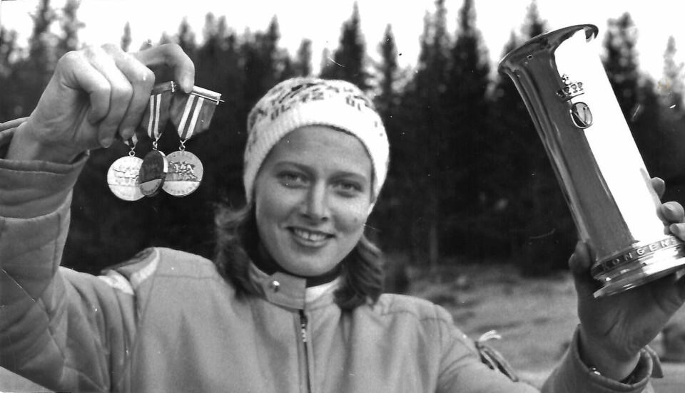 Kongepokal:S Etter å ha tatt gull på 5 km, 10 km og stafett under ski-NM i Tydal i 1972 ble Katharina Mo Berge tildelt kongepokalen. (Foto: privat)