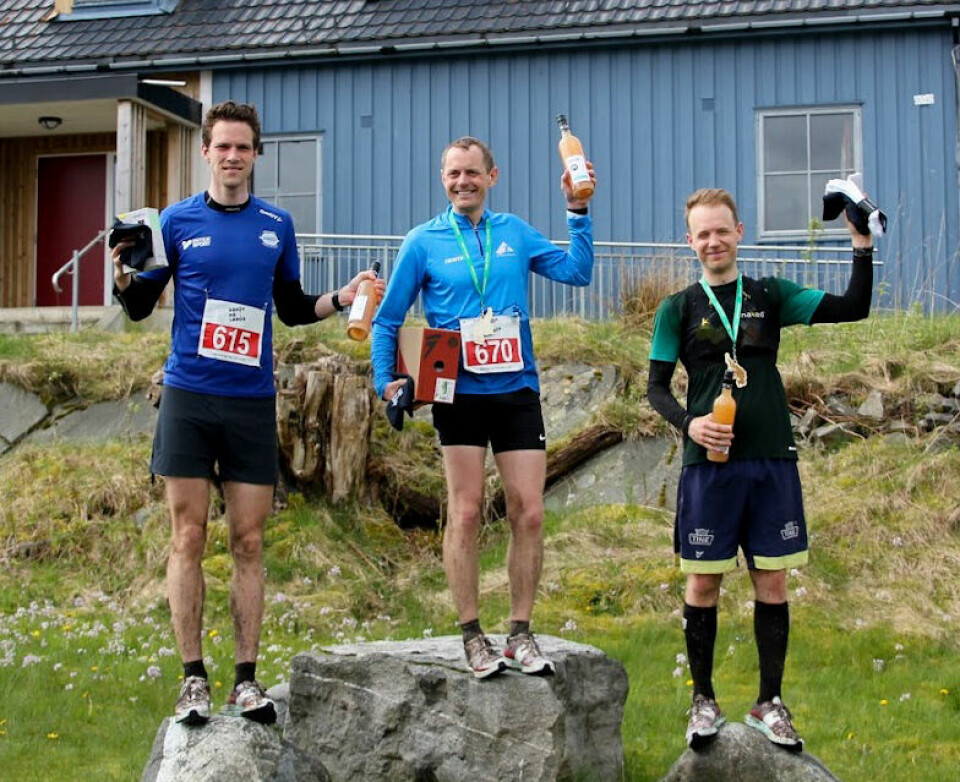 Premiepallen for menn i den lengste løypen: Espen Roll Karlsen, Jan Tore Tellefsen og Ole-Jacob Theis Birkeli. (Foto: arrangøren)
