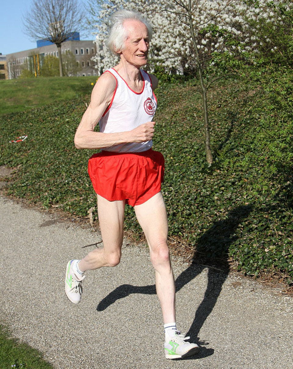 Ed Whitlock satte en rekke verdensrekorder på ulike distanser i flere aldersklasser. Masse rolig trening gav han som 80-åring kondisjon til å løpe maraton på 3.15.54 og fart til å løpe 3000 m på 12.00,48. (Foto: Runar Gilberg)