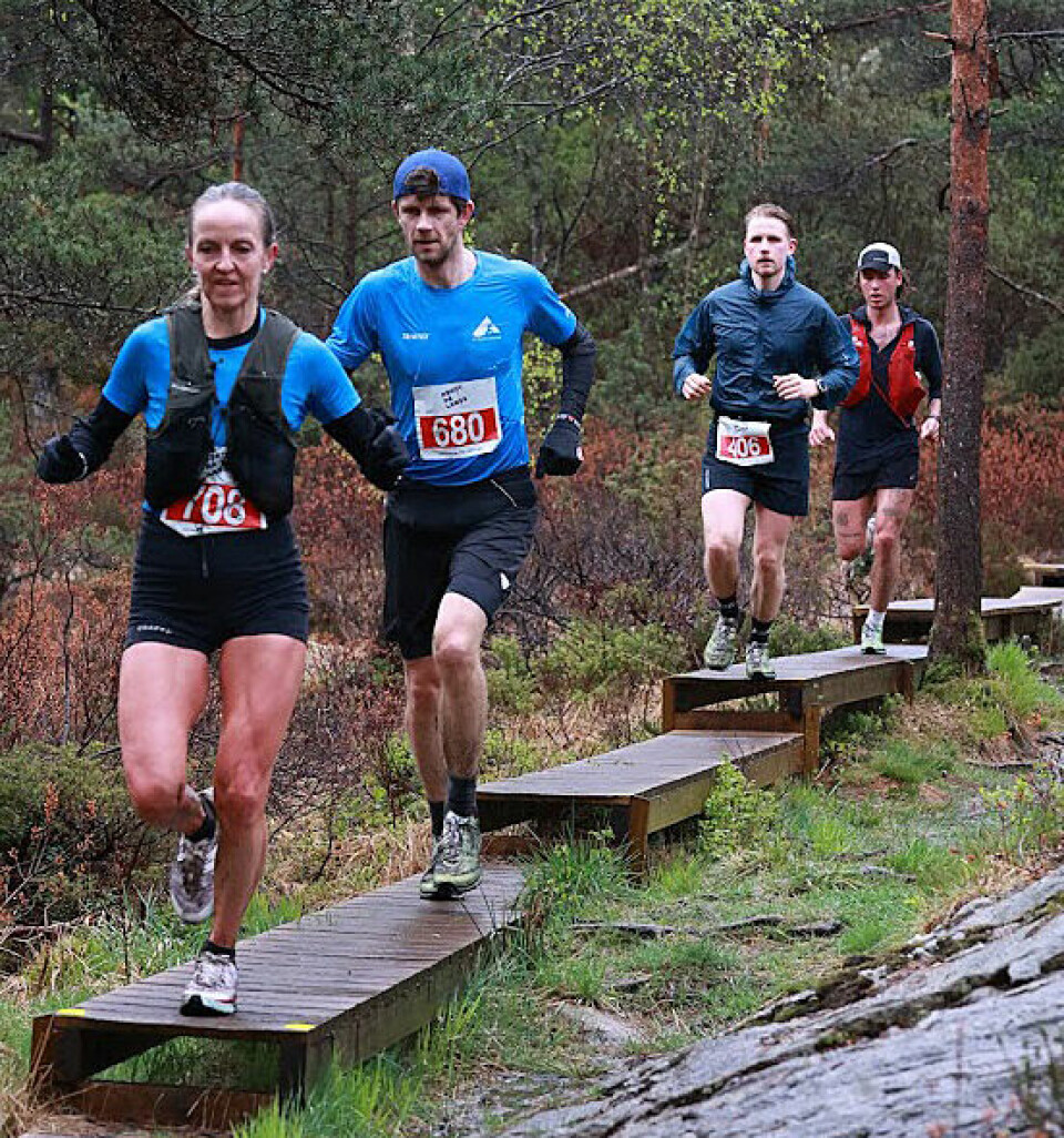 Anita Iversen Lilleskare passerer ved Steinrusten. Tom-Erik Sund henger seg på. (Foto: Kristine Feness)
