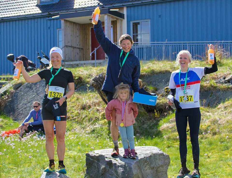Premiepall kvinner kort løype: Gørill Eik, Martine Frekhaug og Line Feness Armond. (Foto: arrangør)