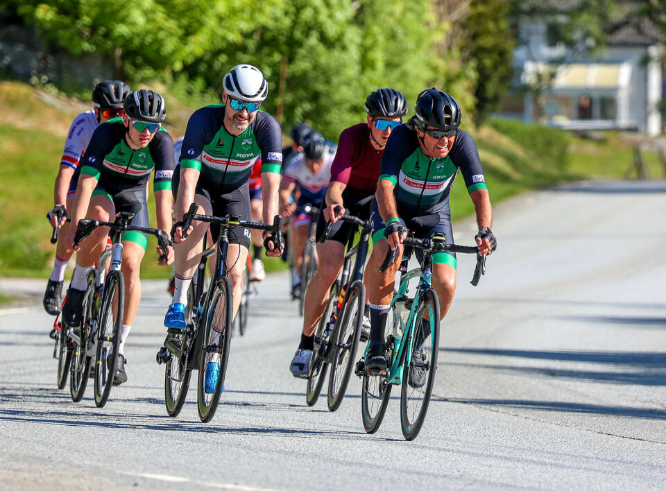 En gjeng fra Åsane CK. Vi tror det er Frank Aadland helt til høyre i bildet her. Han er i klasse M65-69 og kom inn med en av de fremste puljene, på tiden 01:18:30. Kjempesterkt!