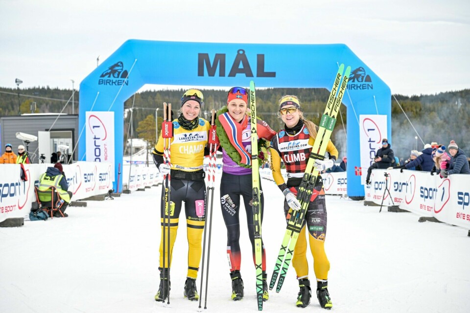 Premiepallen kvinner: Anikken Gjerde Alnæs, Team Engcon, Stina Nilsson, Team Ragde Charge og Emilie Fleten, Team Ramudden. (Foto: SkiClassics)