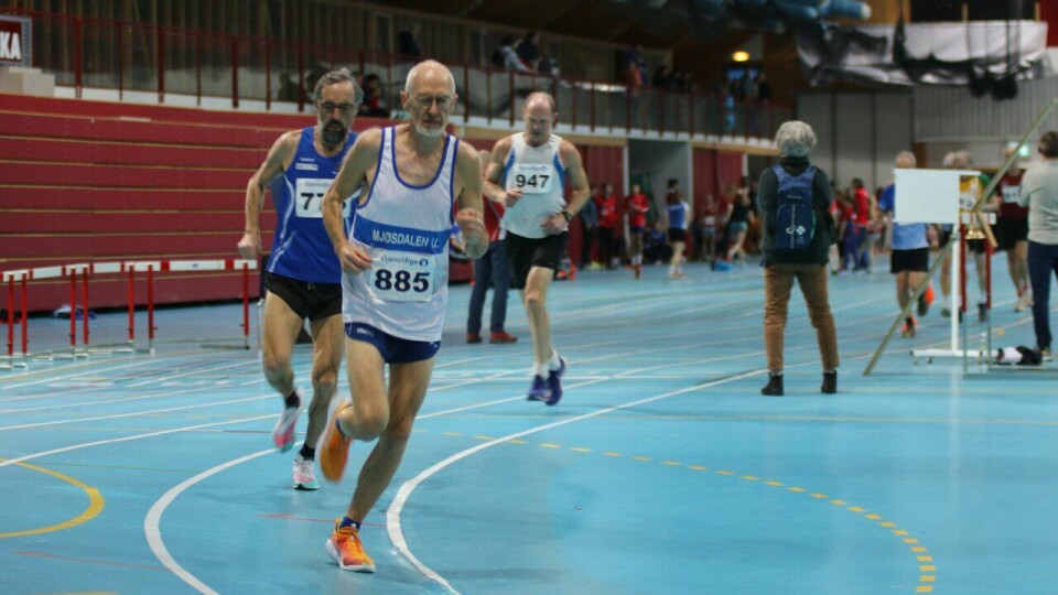 Øivind Bernes tok tre gull i MV 65-69 i Stangehallen i fjor. Her på 3000 m foran Harald Nygård som var best i MV 70-74. (Foto: Rolf Bakken) NM innendørs for veteran 2023 - Øivind Bernes (885) - Harald Nygård (773)