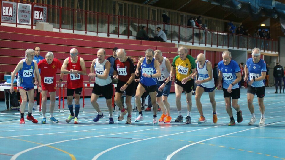 Starten på 3000 m i Stanghallen i 2023 for alle MV-klasser fra 65 til 84 år. (Foto: Rolf Bakken) NM innendørs for veteran 2023 - Start MV 65-69 -MV 70-74 - MV 75-79 - MV 80-84