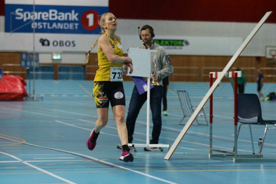 I fjor tok fire veteraner, Bodil Hansen (bildet), Torstein Svendsen, Øivind Bernes og Hagbart Vebostad, NM-tittelen på alle de tre distanseløpene 800 m, 1500 m og 3000 m. (Foto: Rolf Bakken) NM innendørs for veteran 2023 - Bodil Hansen