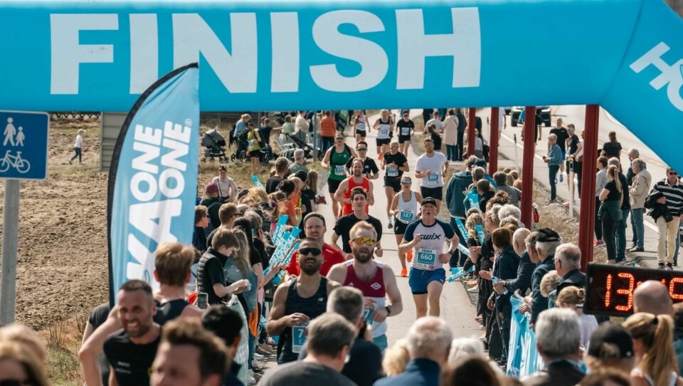 Fra fjorårets målgang på halvmaraton på den smale gang- og sykkelstien ved Grue kirke. (Foto: Rolf Bakken)
