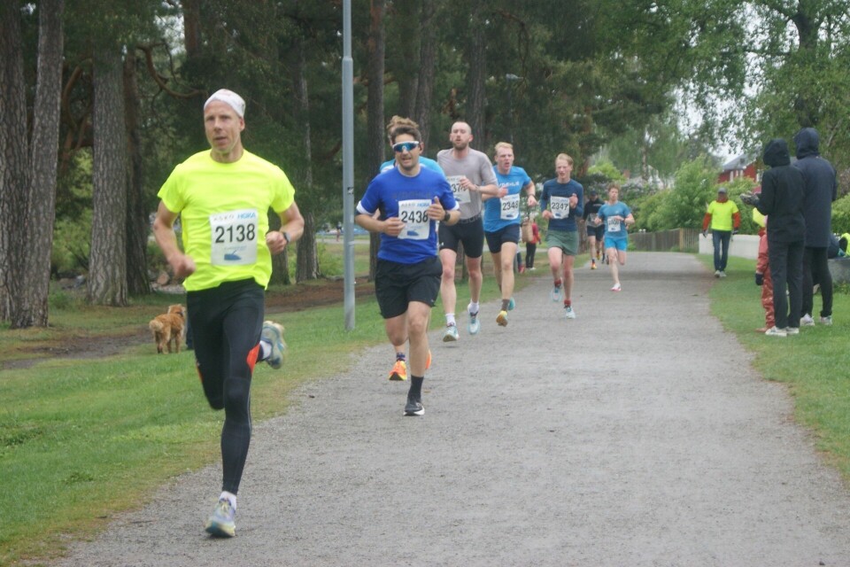 Sjefen sjøl tok ansvar også ute i løypa og løp med fartsholdertrøya til 40 minutter. (Foto: Guro Langøigjelten/Hamarløpet)