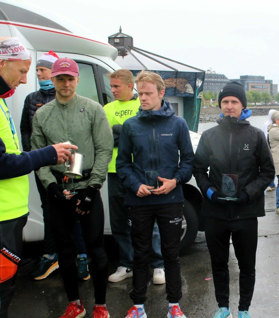 De tre beste (fra v.) Halvard Bech, Magnus Nikolai Sedeniussen og Petter Johansen får kikke på vandrepokalen som Petter fikk sitt andre napp i. (Foto: Rolf Bakken)