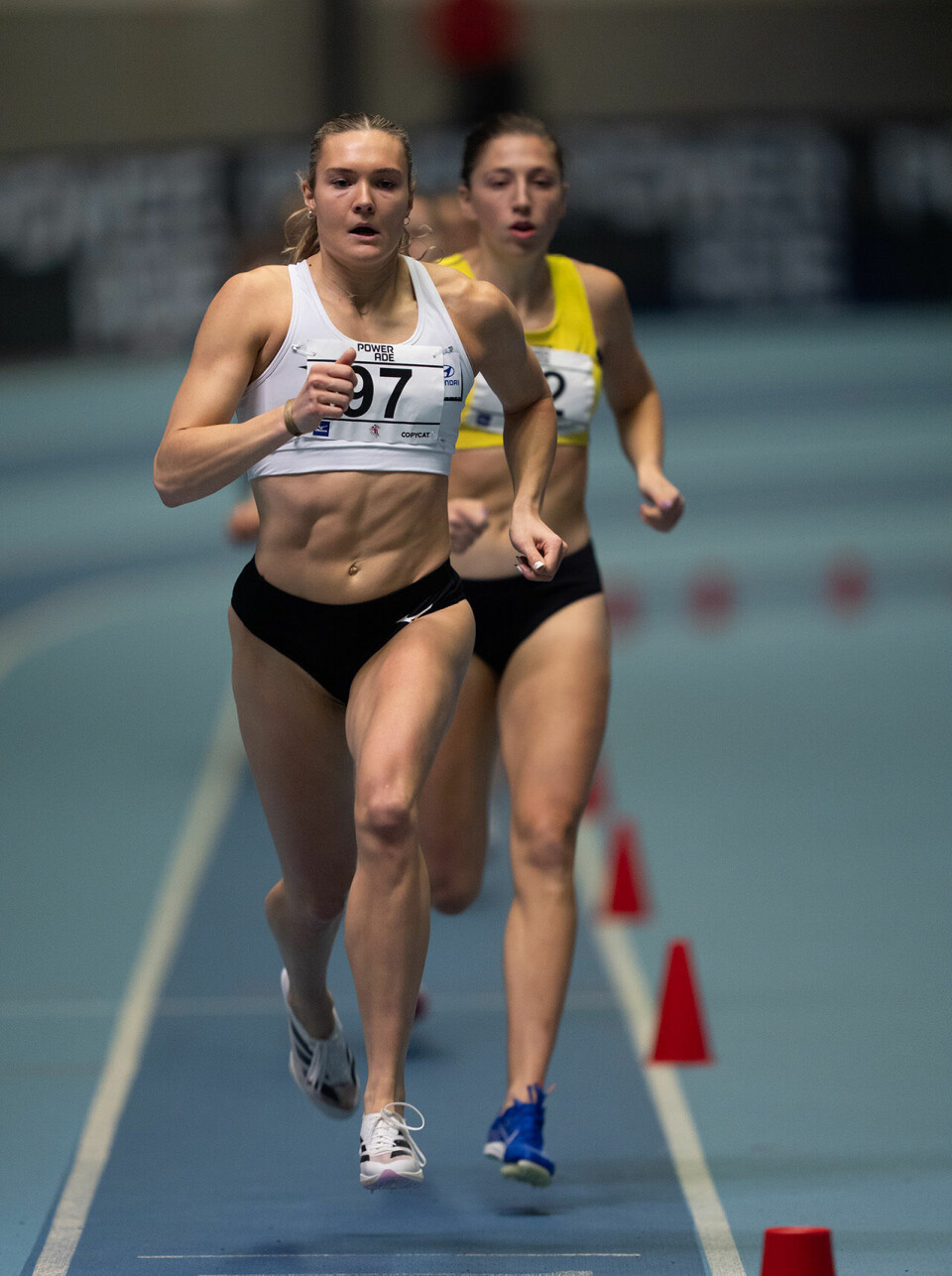 Josefine Tomine Eriksen var den eneste som prøvde å henge på Amanda Grefstad Frøynes. (Foto: Samuel Hafsahl)
