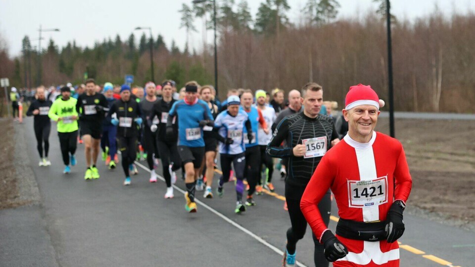Løpenisse: Ikke alle julenisser kjører reinsdyr. Her har han også stilt til start på halvmaraton i Jessheim Vintermaraton 2021. (Foto: Marianne Røhme / Kondis © Kondis) Julenissen Pål Heldaals var også med på halvmaraton i Jessheim Vintermaraton 2021