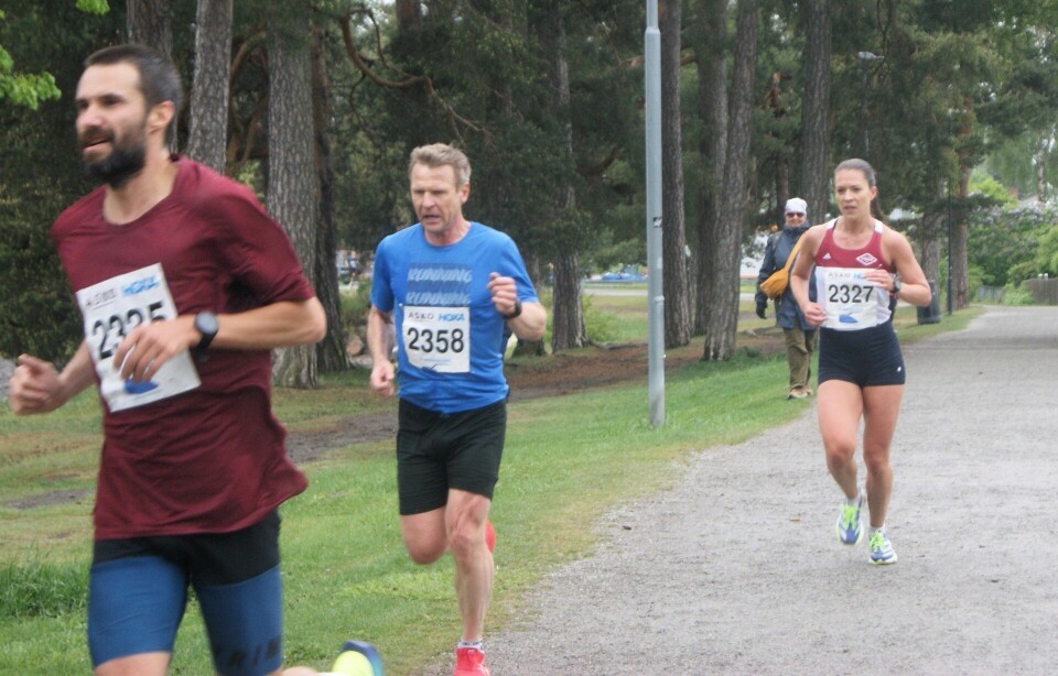 Vilde Antonsen mot mål, fortsatt i rygg på Rune Svartvadet, med 400 meter til mål. Startnummer 2335 er Andreas Hem. (Foto: Guro Langøigjelten/Hamarløpet)
