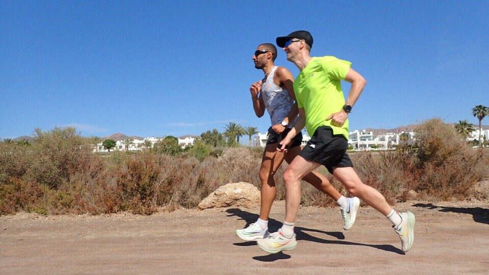 Bakr Ettayyebi, kalt Anas, (fremst) ledsager Terje Gravvold på treningsleir til Spania med SK Vidar og Team RP