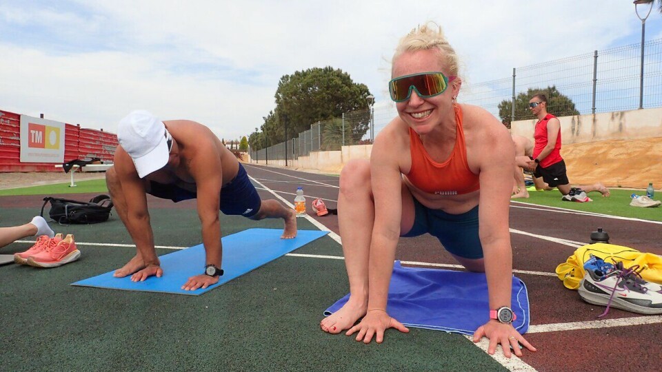 F.v.: Henrik Claesson og Julie Eriksen trener yoga på treningsleir til Spania med SK Vidar og Team RP