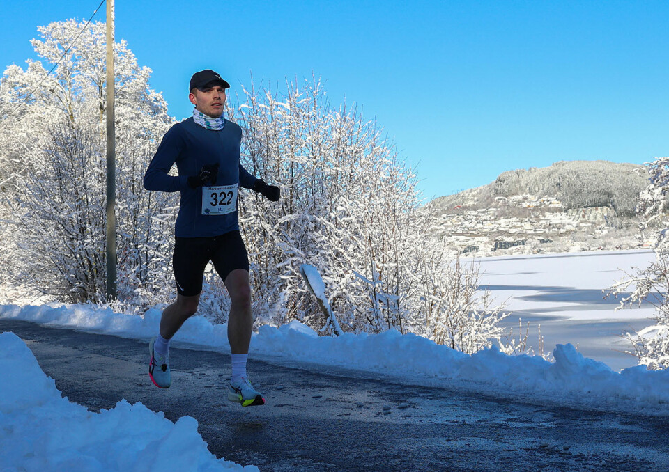Espen Utgård Sæther var raskeste mann på halvmaraton. Her passerer han gjennom vinterlandskapet ved Kalandsvatnet.