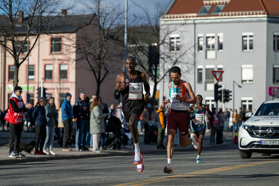 Brian Limo side om side med vinneren Soufiyan Bouqantar på 10 km i Drammen 5. april. (Foto: Samuel Hafsahl)