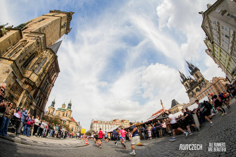 Praha Halvmaraton byr på mange severdigheter, men med brostein og en del skarpe svinger er ikke løypa av de aller raskeste. (Foto: RunCzech)