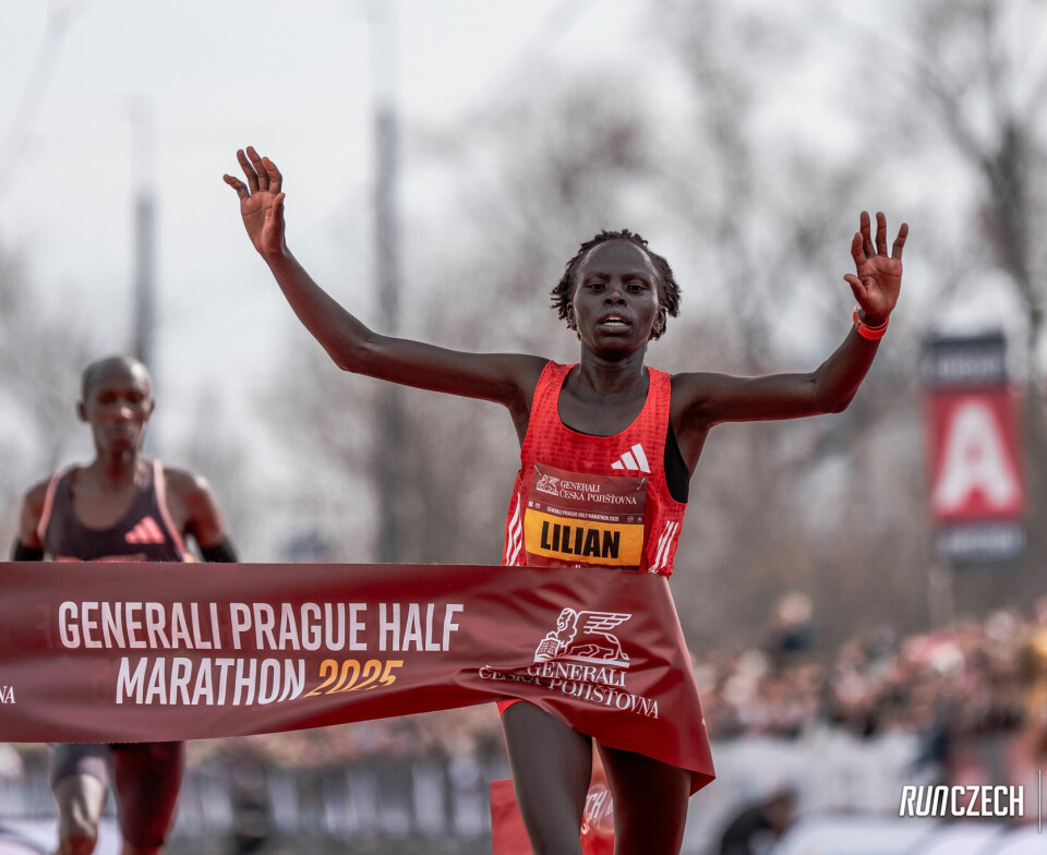 Lilian Renguruk fra Kenya kunne juble for seieren i kvinneklassen på tida 1.05.27. (Foto: RunCzech)