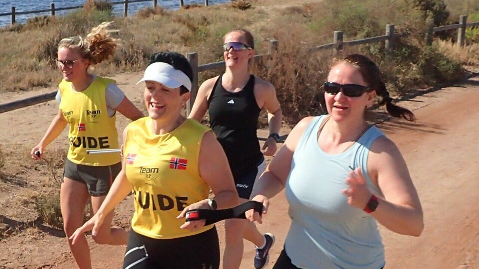 Fremst: Gry Ånesland og Anne Berit Gravvold, Aurora Brynildsen, og Åsne Karolius Lysberg på treningsleir til Spania med SK Vidar og Team RP