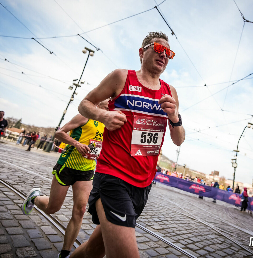 Stig Magne Loftheim gjorde ikke skam på drakten og løp i mål på pene 1.27.40. (Foto: RunCzech)