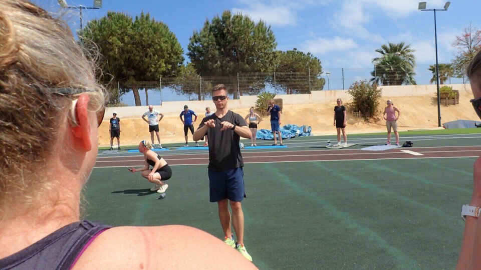 Ruben Jacobsen døvetolker Elin Stavnes på treningsleir til Spania med SK Vidar og Team RP