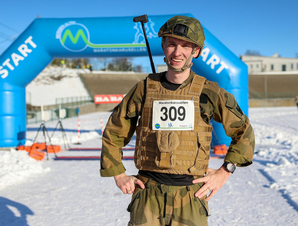 Mats Mollandsøy Sørensen prøvde å sette en Guinnesrekord: å løpe halvmaraton med full uniform og vest og hjelm: – Jeg tror jeg var ett minutt for seint. Det gikk ganske greit, selv om det var glatt noen steder. Men de siste seks kilometerne kjente jeg det i leggen.