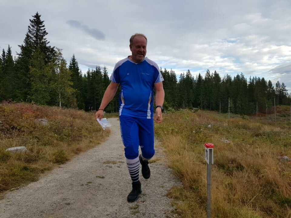 Jo Jørgensen mot mål med ett lurt smil.