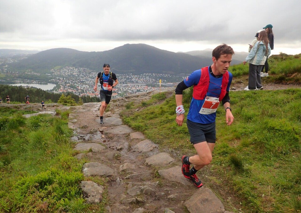 Det var hele løpet en tett duell om andreplassen mellom Espen Roll Karlsen og Karl Jonas Tronstad (bakerst). (Foto: Marianne Røhme / Kondis © Kondis) Espen Roll Karlsen (fremst) kom på andreplass under Bergen Fjellmaraton 2025. Karl Jonas Tronstad (bak) kom på tredje.