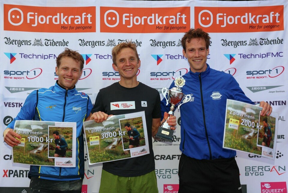 Premiepallen menn: Karl Jonas Tronstad, Anders Kjærevik og Espen Roll Karlsen. (Foto: Arne Dag Myking / © Kondis) Bergen Fjellmaraton 2025 - Skansemyren -