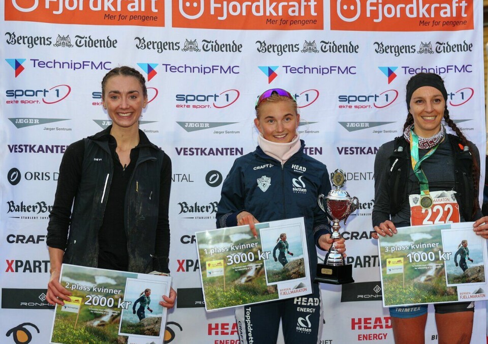 Premiepallen kvinner: Hanna Silgjerd, Tine Alfstad Olsen og Iga Kopiec. (Foto: Arne Dag Myking / © Kondis) Bergen Fjellmaraton 2025 - Skansemyren -