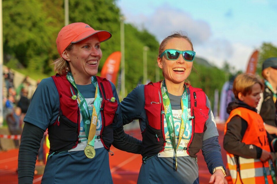 Når du har kommet i mål på Skansemyren er det bare å glede seg over prestasjonen du har gjort. Her var det mange smil å se. (Foto: Arne Dag Myking / Kondis © Kondis) Bergen Fjellmaraton 2025 - Skansemyren -