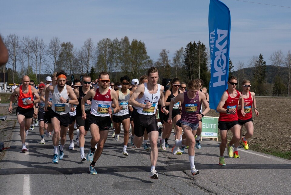 Starten på 10 km med Simen Halle Haugen som pacer ved siden av dagens to forgrunnsfiguerer Sjur Krystad Prestsæter og Fedinand Kvan Edman. (Foto: Samuel Hafsahl)