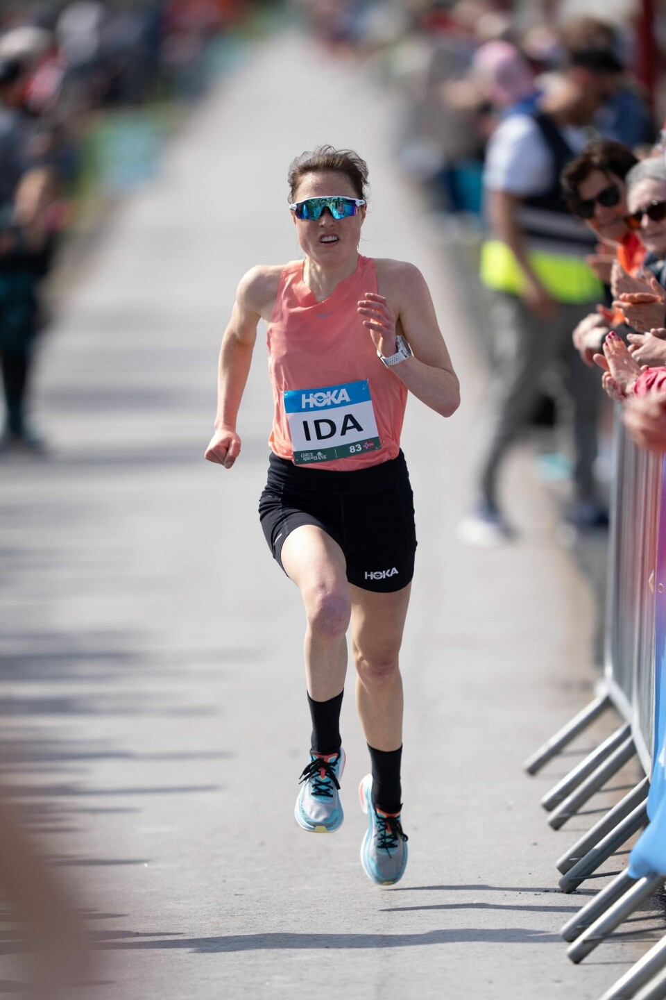 Ida Robsahm spurter mot mål og seier på 10 kilometeren under Grue halvmaraton. (Foto: Samuel Hafsahl)
