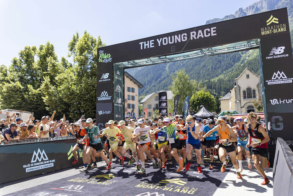 Det var posisjonskamp ispedd litt knuffing da ungdommene la av gårde på sine 7 km. (Foto: Florian Legrand)