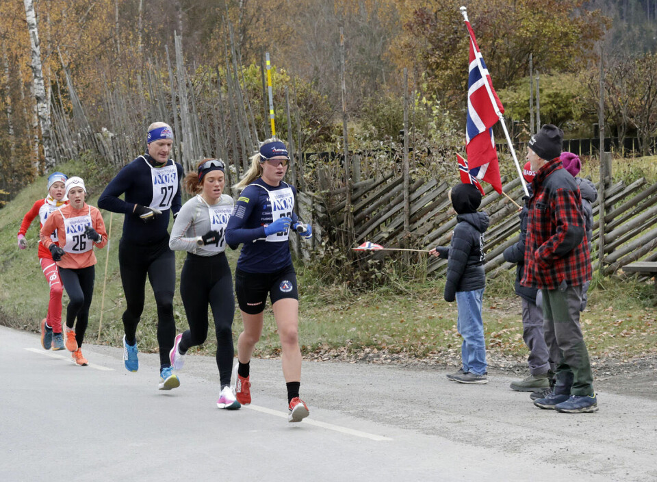 De tre raskeste kvinnene fulgte hverandre i store deler av løpet. Her etter ca. 1 km. er det vinneren Karoline Grøtting (80) som ligger først i gruppa foran Tori Angel fra Odda (11), som ble nr. 3 i mål. Bak henne følger Stian Granli fra Øyer (27) og 12 år gamle Kristin Haug (26) som ble nest raskeste kvinne i mål.