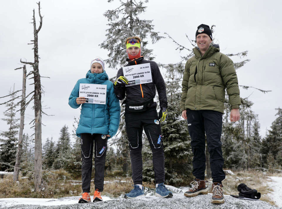 Mads Buhaug var igjen både arrangør, funksjonær og deltaker. Med god hjelp fra familie og gode venner ble dette igjen et prikkfritt lavterskel arrangement på alle måter, det tredje i rekka. Her sørger Buhaug for premieutdeling til beste gutt og jente født 2004 eller senere til Ulrik Emil Eriksen og Kristin Haug.