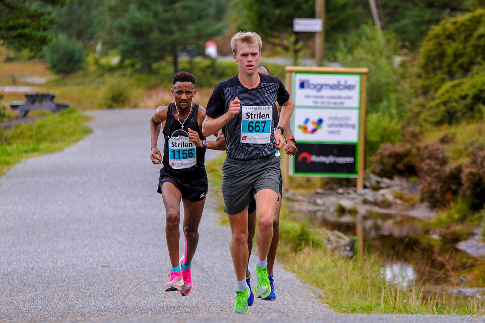 Sigurd Ruud Skjeseth vant Knarvikmilas 10 km etter duell med Senay Fissehatsion og Frew Brkineh _DSC4754.jpg