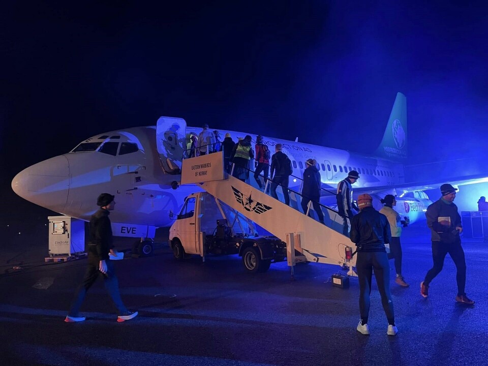 Løperne har tilgang til en Boing 737 til oppbevaring av klær og utstyr i hattehyllene og for å sette seg ned for litt varme. (Foto: Arrangøren)