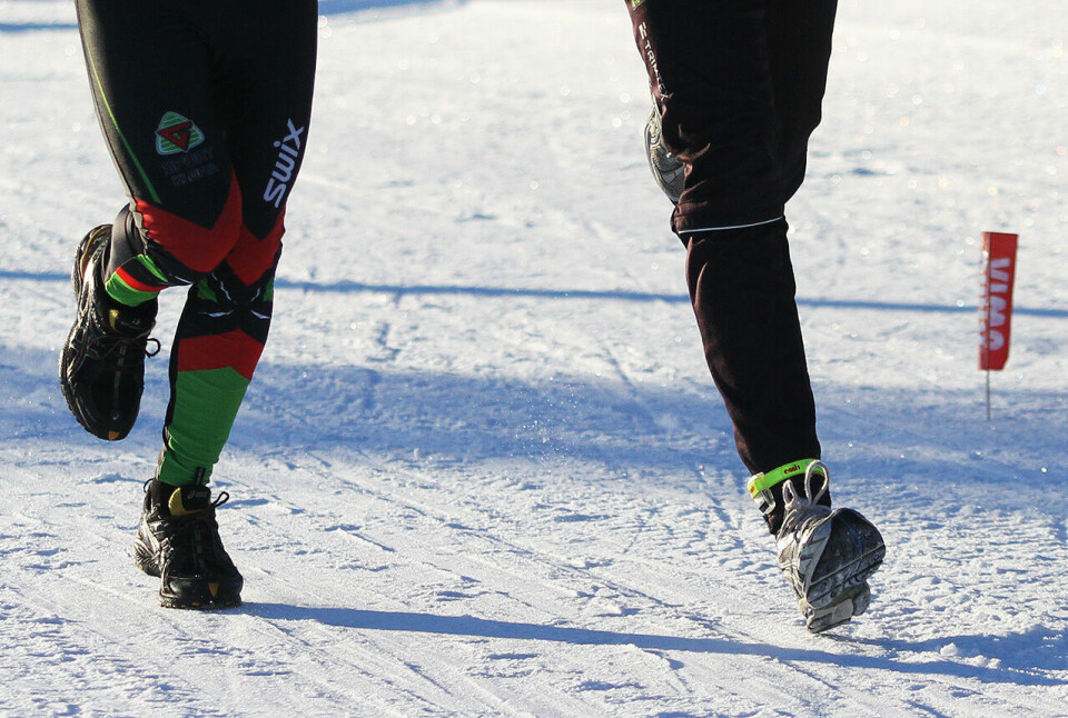 Fotsport i skiløypa. Og før det kommer hissige innlegg: dette bildet er tatt under NM i vintertriatlon der deltagerne hadde tillatelse til å både løpe og gå på ski i løypene. (Arkivfoto: Heming Leira) Fotsport i skiløypa. Og før det kommer hissige innlegg: dette bildet er tatt under NM i vintertriatlon der deltagerne hadde tillatelse til å både løpe og gå på ski i løypene. (Arkivfoto: Heming Leira)