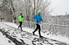 På denne tiden av året kan det gjerne være snøføre på løpeturen. Her er to løpere på vei gjennom løypen til Maratonkarusellen i Bergen. (Foto: Arne Dag Myking)