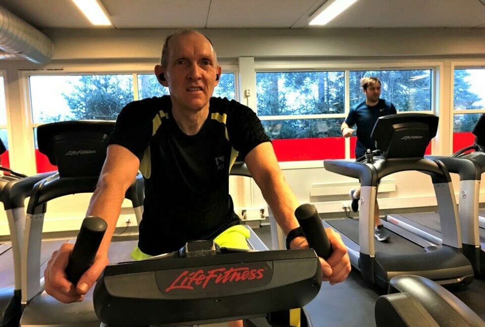 Arild Hansen har en sykkeløkt på ergometersykkelen hver dag. Det blir det kilometer av. (Foto: Marianne Røhme) Arild Hansen