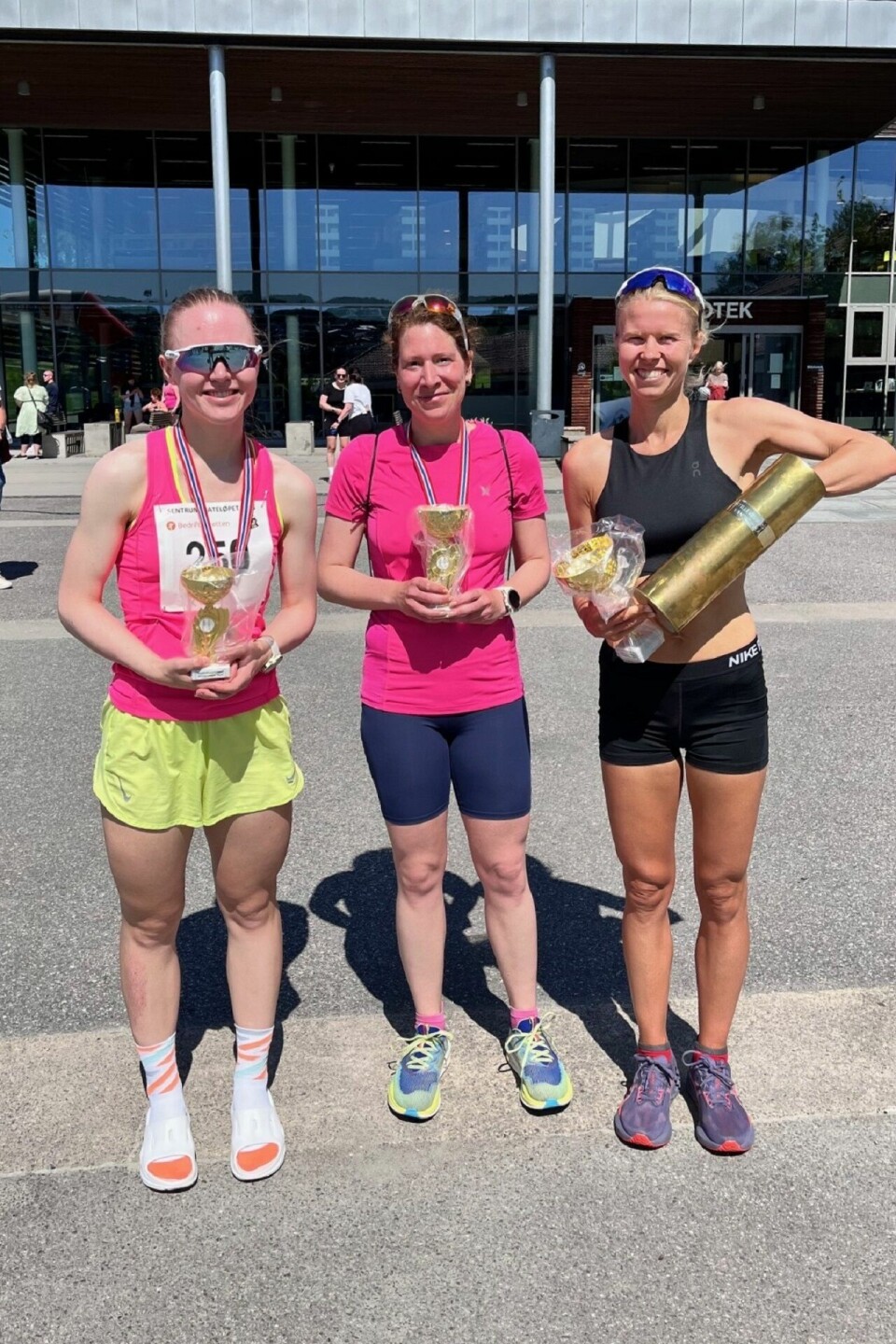 De tre raskeste kvinnene på ti-kilometeren i klasse 23-34 år. Fra høyre Marit Haslie, Ottarsrudgrenda Run Club - som vant og fikk et napp i artillerioberstens vandrepokal. Anna-Lena Keute, Kongsvinger (i midten) ble nummer to og Karoline Olerud Jensen, Hakadal nummer tre. (Foto: Uno Arnesen/Byen Vår)