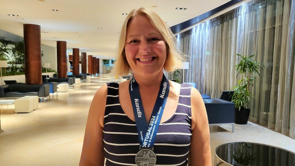 Fornøyd: Det å glede seg over å delta i lange løp er for alle uansett hvordan prestasjonene blir, mener Tonje Lund. Her med medaljen fra Kondisløpet som ble arrangert på treningsleir i Portugal rundt halsen. (Foto: Marianne Røhme) Tonje Lund