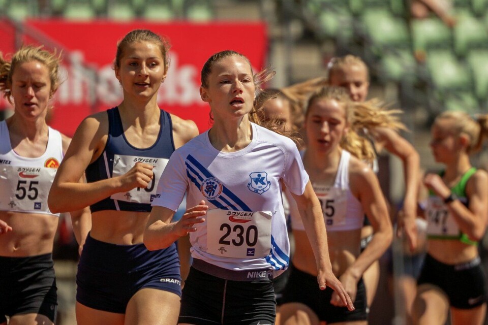 Marte Hovland i fronten av feltet under Boysen Memorial på 800 meter på Bislett i fjor sommer. (Foto: Samuel Hafsahl) Boysen Memorial - Bislett - 800m KS - Marte Hovland, Vik IL (230)